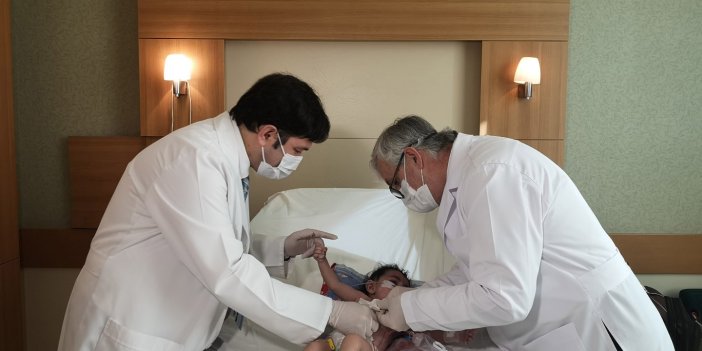 Türk hekimler 5 aylık Iraklı Mahdawi'ye 4 saatte hayat verdi. Ailesi Türk hekimlerine emanet etti. Dünyada 33.vaka oldu