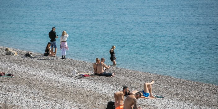 Antalya'da sahiller turistlere kaldı