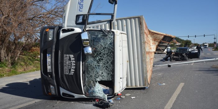 Antalya'da otomobil ile kamyon çarpıştı: 3 yaralı