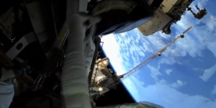Astronotlar uzayda güneş paneli kurdu