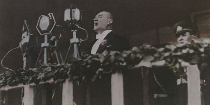 O günün şartlarında muazzam işler başaran Türklerin lideri Atatürk. Halkına hiç yalan söylemeyen adam. Dinleyin ve ağlayarak seyredin