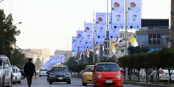 Papa'nın afişleri Irak sokaklarında