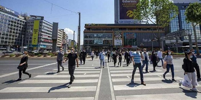 Habertürk yazarı Muharrem Sarıkaya normalleşmenin ardından Ankara'daki görüntülere tepki gösterdi. Sanki azaltma değil, arttırma kararı alınmış gibi