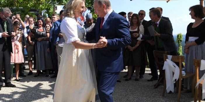 Putin dans ettiği Avusturya'nın eski Dışişleri Bakanı Karin Kneiss'i Rus Devleti'nin en büyük petrol şirketine atadı. Torpilin böylesi