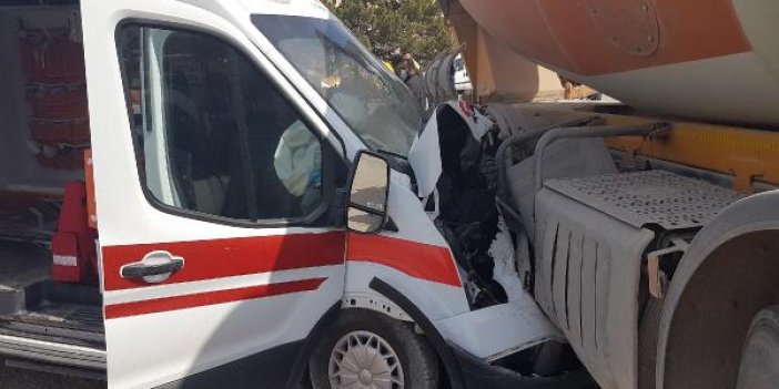 Hasta taşıyan ambulans beton mikserine çarptı