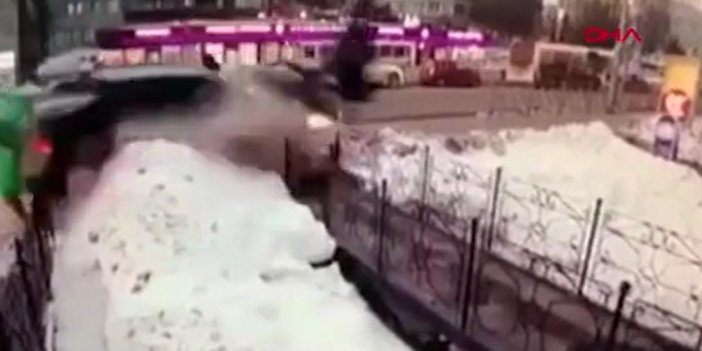 Rusya'da kamyonet durakta bekleyen yolcuları biçti. Her biri metrelerce uçtu