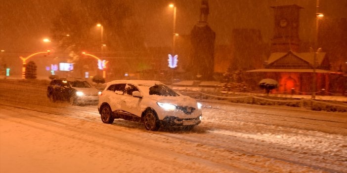 İl merkezine lapa lapa kar yağdı