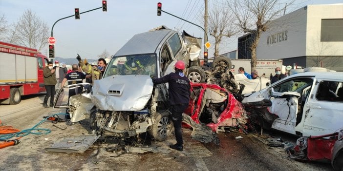 TIR, araçları biçti ortalık savaş alanına döndü. Çok sayıda ölü ve yaralı var