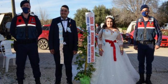 Rekor ceza kesilen çifte düğünlerinde jandarmadan çiçek