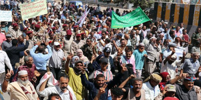 Yemen'de aç kalan halk Hükümet Sarayı'nı bastı