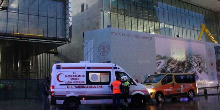 Atatürk Kültür Merkezi inşaatında asma tavan işçilerin üzerine çöktü. Yaralı işçiler hastaneye kaldırıldı