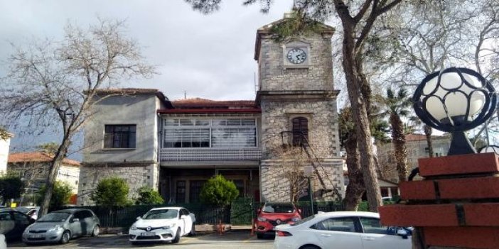 İzmir'de tarihi binaya yapılan balkon yarım söküldü. İsmail çayı geri götür Müdür bey manzara seyredemeyecek