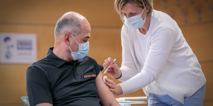 Slovenya'da devlet erkanı AstraZeneca aşısı yaptırdı