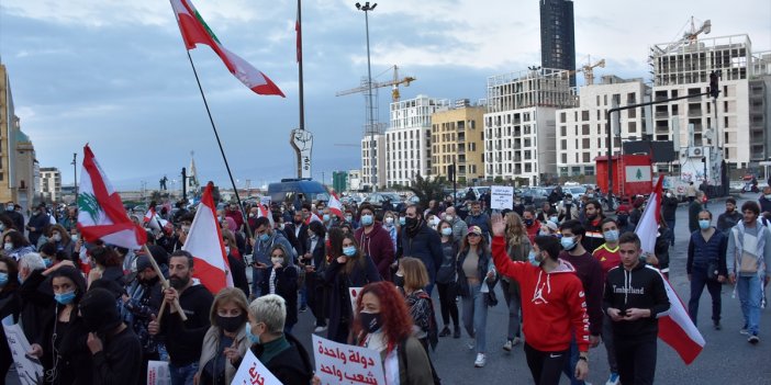 Lübnan'da halk yine sokakta