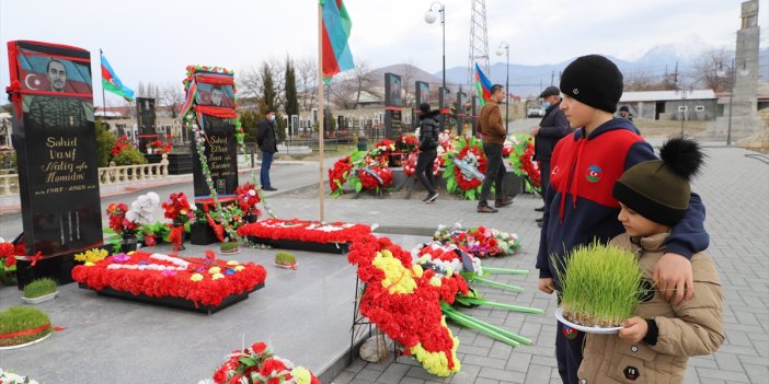 Azerbaycanlılar Nevruz'da şehitliklere akın etti