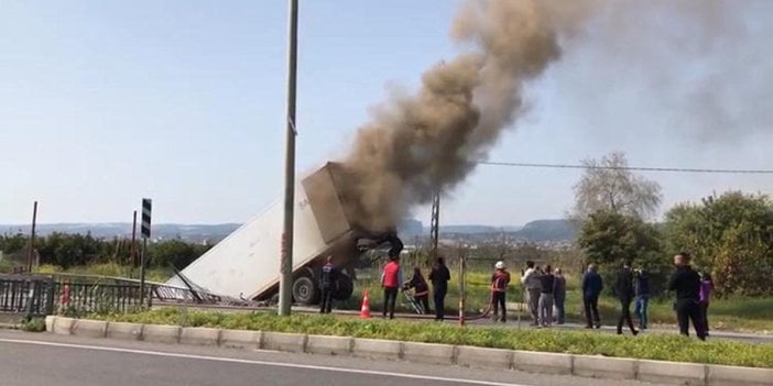 Şoförü direksiyon başında uyudu TIR köprüden uçtu