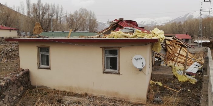 Ağrı'da fırtına evin çatısını uçurdu