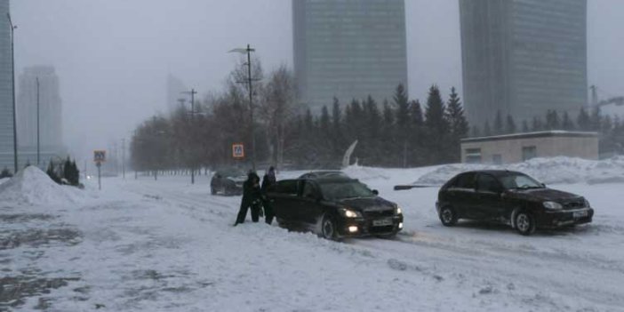 Kazakistan'da şiddetli fırtına ve kar yağışı