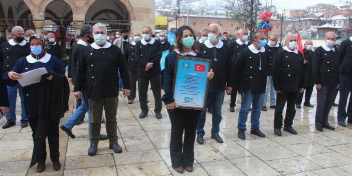 Kastamonu'da İYİ Partililer öğrenci önlüğü giyip Nasrullah meydanında Andımız'ı okudu