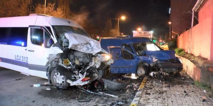 İstanbul'da iki araç kafa kafaya çarpıştı: 3 yaralı