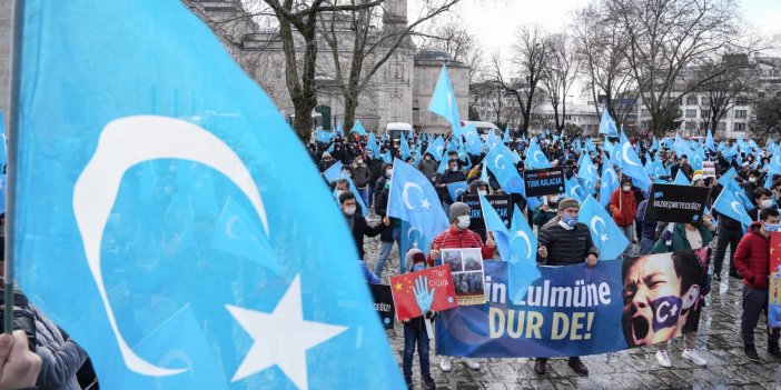 Doğu Türkistanlılardan Çinli Bakanın Türkiye ziyaretine protesto. Yüzlerce kişi Beyazıt’ta toplandı