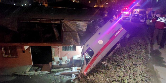 İstanbul'da hasta taşıyan ambulans devrildi