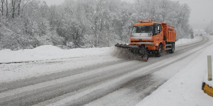 Bartın'da kar köy yollarını kapattı