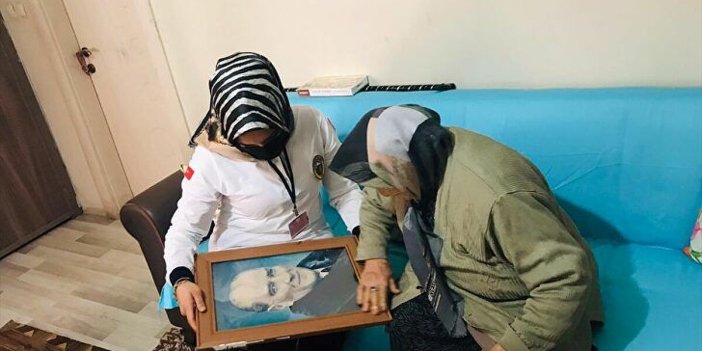 87 Yaşındaki Latife nine 112'yi arayıp evine asmak için Atatürk portresi istedi. Silemezler ismini sen bu milletin gönlünde baş köşedesin Paşam