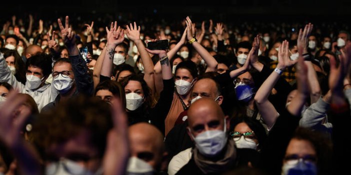 İspanya'da sosyal mesafesiz ilk konser