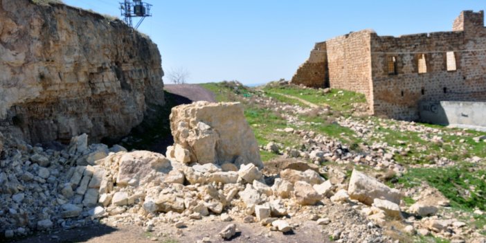 Mardin Derik'te kaya parçası yolu tıkadı