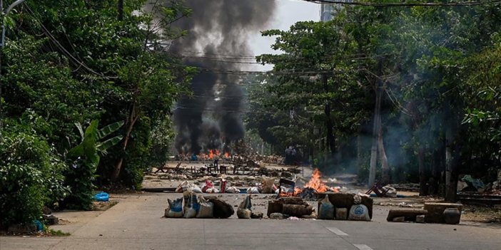 Myanmar'da darbe karşıtları çöp dökme eylemi başlattı