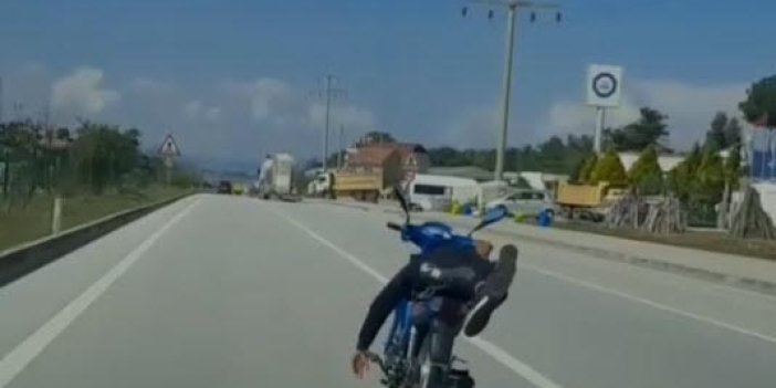 Fethiye'de yatarak tek elle motosiklet kullandı. Hem çevresini hem kendisini böyle ateşe attı