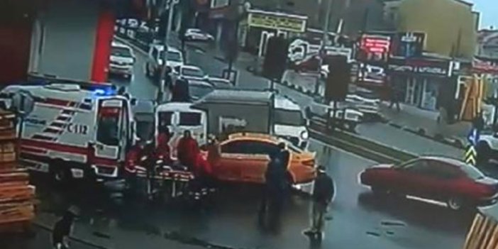 Kol kola yürüyen iki kadına taksi çarptı