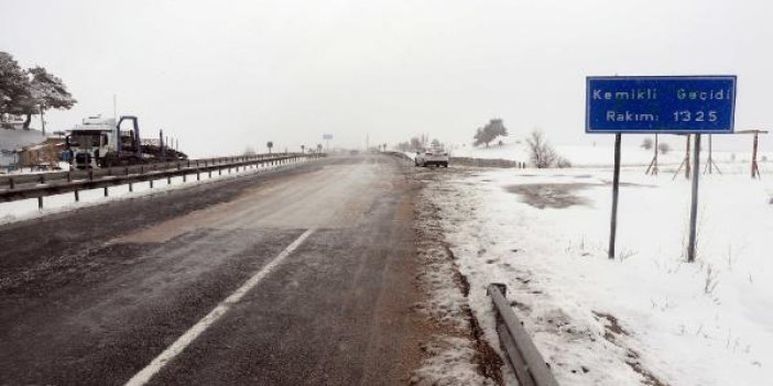 Karabük'te kar yağışı ulaşımı aksattı