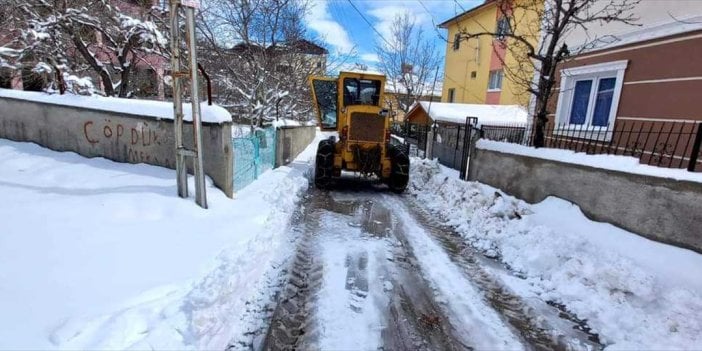 Adana'da yoğun kar yağışı nedeniyle kapanan yollar açıldı