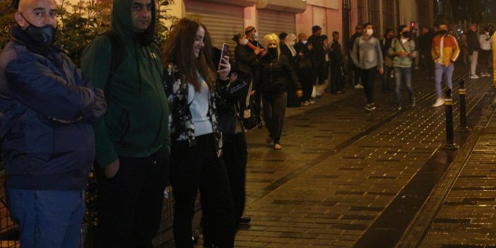 Otellerdeki turistler sokağa döküldü. Taksim'de sıcak saatler