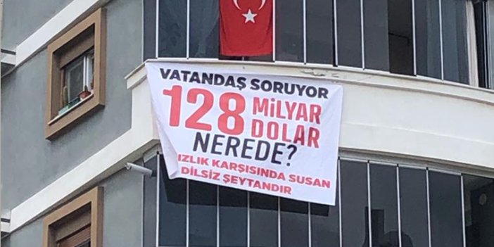 Eski MHP İlçe Başkanı'nın evine astığı ''128 milyar dolar nerede'' pankartı polis tarafından indirildi