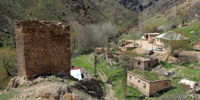 Uğursuz köy iki aileye kaldı. Turistler akın ediyor