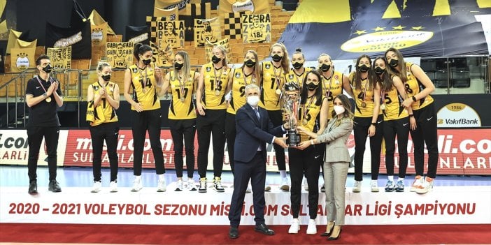 Şampiyon VakıfBank kupasını aldı