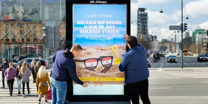 Danimarka Suriyeli mültecileri göndermek için bu afişleri asıyor. Bakın afişlerde ne yazıyor