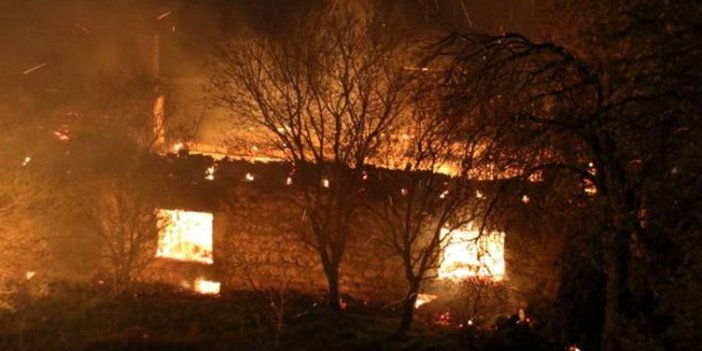 Uşak'taki yangında 2 ev küle döndü