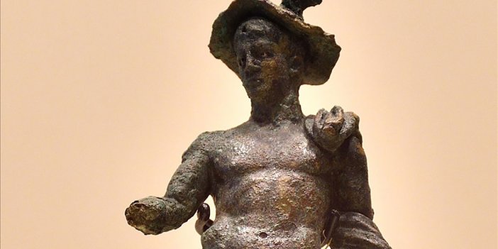 Tarlasını süren çiftçinin bulduğu Hermes heykeline yoğun ilgi