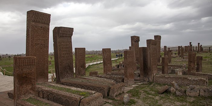 Ahlat’ta 100 mezar taşı daha ayağa kaldırılacak