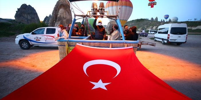 Kapadokya'da balonlar Atatürk posterleri ve Türk bayraklarıyla uçtu