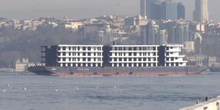 İstanbul Boğazı'ndan yüzen apartman geçti