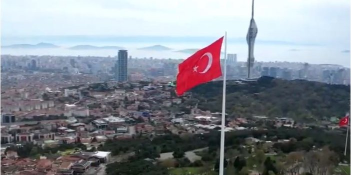 Çamlıca'da dev Türk bayrağı göndere çekildi