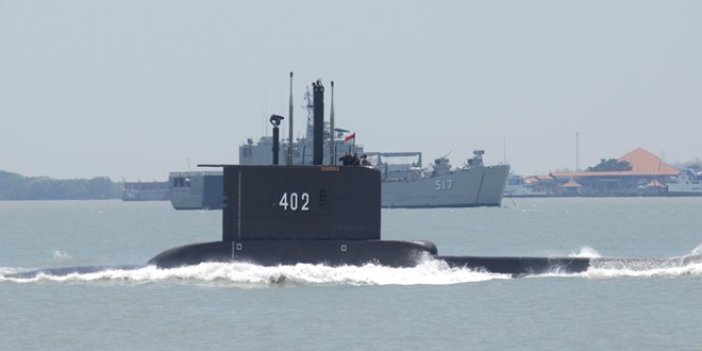 Endonezya’da kaybolan denizaltıdan kötü haber geldi