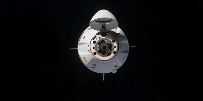 Uzay aracında tanımlanamayan cisim paniği. SpaceX'in kapsülü astronotları taşıyordu