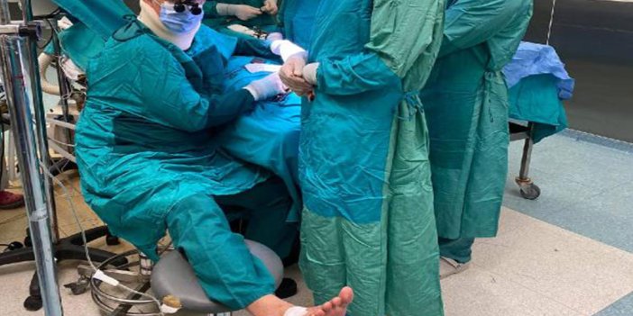Ameliyathanede fenalaşan doktor serumu ayağına bağlattı. 20 yaşındaki genç kıza tümör ameliyatı yapıyordu