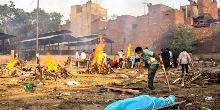 Hindistan'ın en ölümcül günü. Ülkenin her yerinden cenaze ateşleri yükseliyor